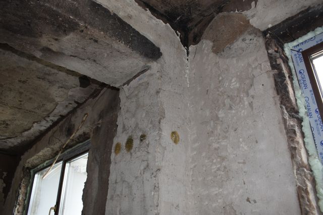 Colț interior cu îmbinare între stâlp și grindă de beton, cu urme de ardere