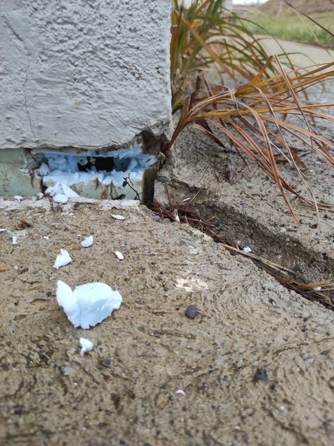 Rost larg între soclul tencuit și trotuarul de beton