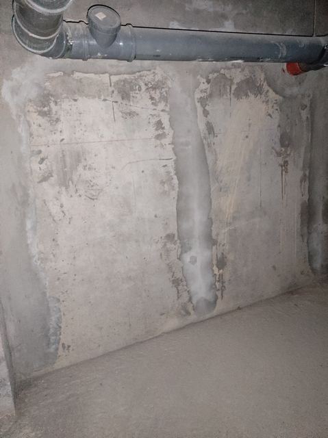 Perete de beton de subsol, cu benzi de material de etanșare