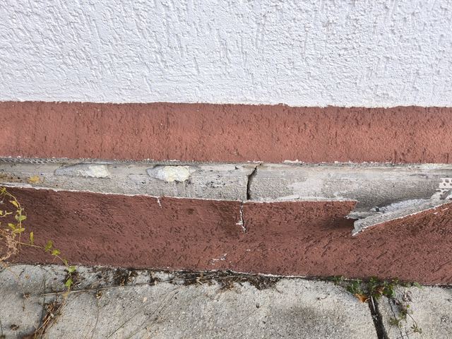 Soclu fisurat și desprins de perete