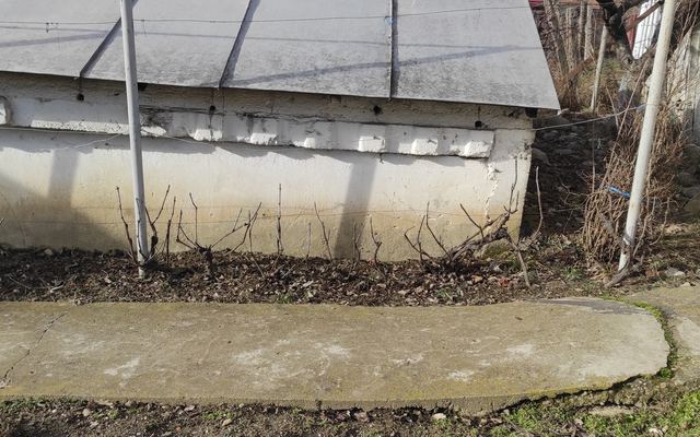 Perete exterior cu soclul și trotuarul desprinse