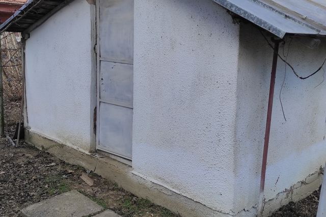 Anexă tencuită cu fisură verticală la colț