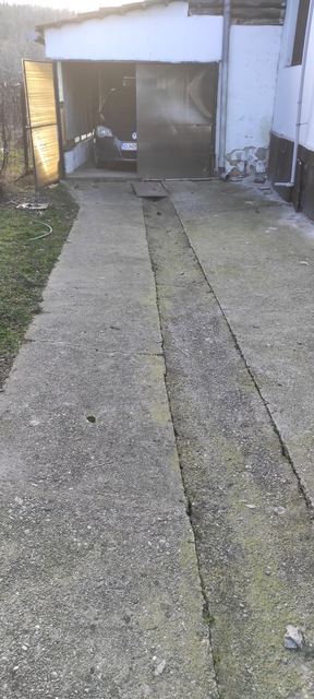 Platformă betonată fisurată pe lungime