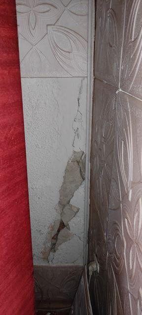 Fisură la îmbinarea a doi pereți
