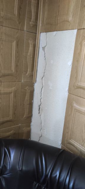 Perete interior cu o fisură verticală reparată